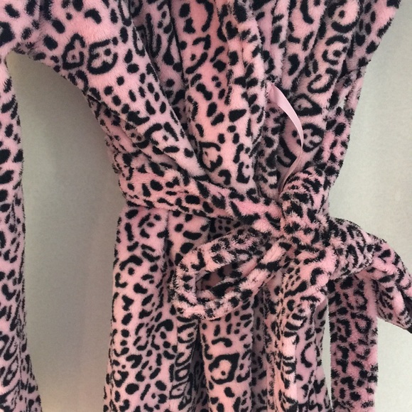 Plush Pink&Black Leopard Short Robe - Picture 2 of 3